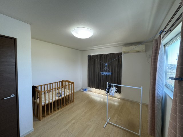 ‐三丁目不動産-　深谷市人見　平成27年築の洋室