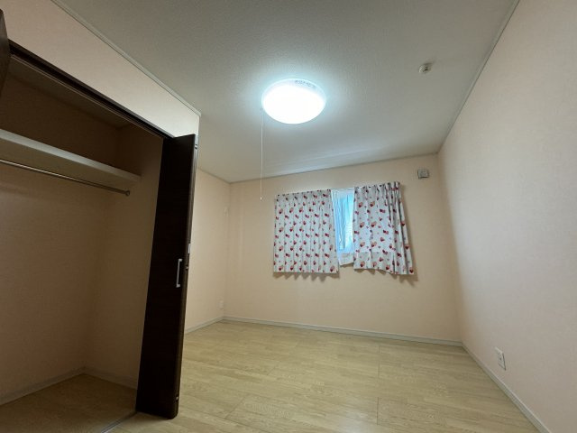 ‐三丁目不動産-　深谷市人見　平成27年築の洋室