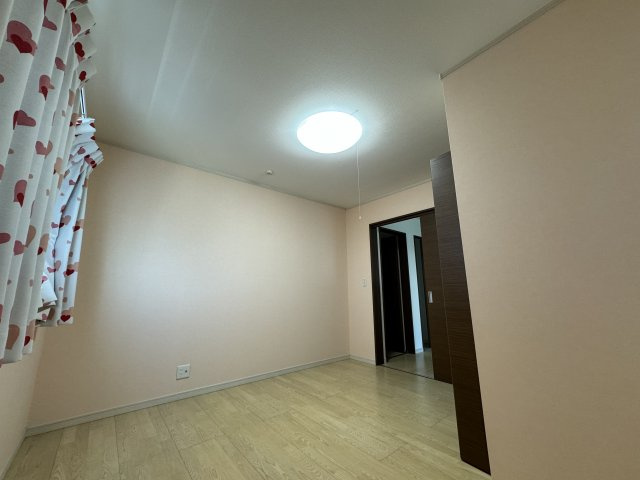 ‐三丁目不動産-　深谷市人見　平成27年築の洋室