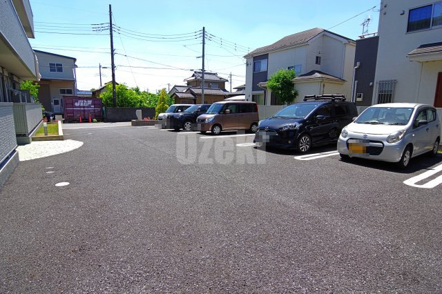 リビエールセレナの駐車場