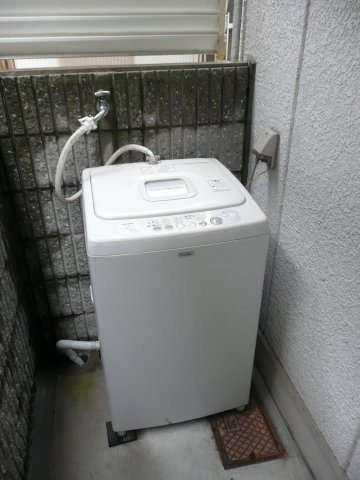 ホワイトレヂデンスの設備|無料共用洗濯機が共用廊下にあります。ベランダに洗濯機置き場があります。