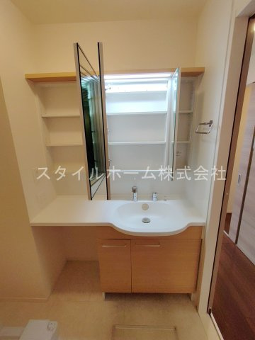 ヴィルヌーブ野路の洗面所|別部屋写真です。