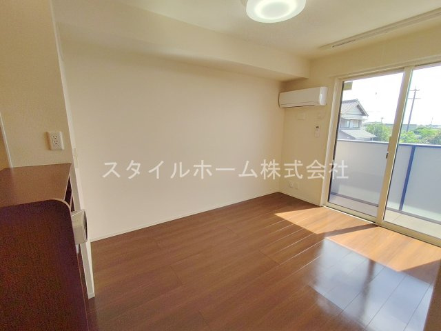 ヴィルヌーブ野路の居間・リビング|別部屋写真です。