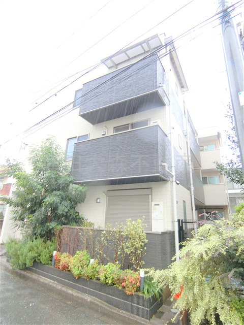 ウェルスクエア蒲田EASTの外観|2017年10月築　鉄骨造地上3階建て総戸数12戸　
JR京浜東北線蒲田駅近徒歩4分の東京都大田区蒲田1丁の