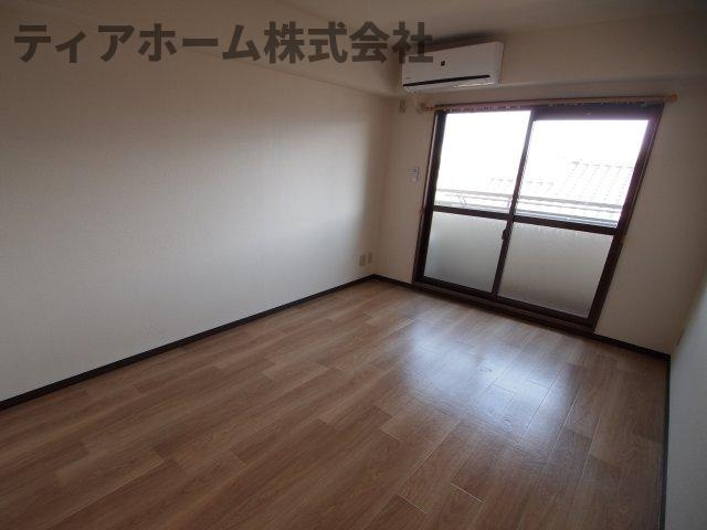 大和高田市日之出町の賃貸マンションの居間・リビング|ゆったりとした居間です