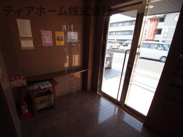 大和高田市日之出町の賃貸マンションのエントランス