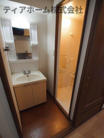 大和高田市日之出町の賃貸マンションの洗面所|忙しい朝には欠かせない洗面所です