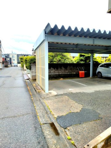 プレジール大宮の駐車場|屋根付き駐車場です