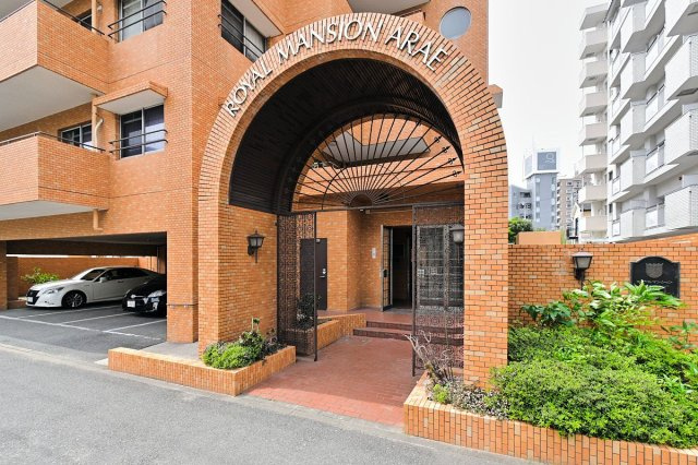 ロイヤルマンション荒江のエントランス