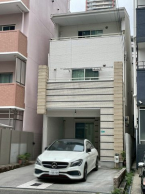 【外観】 | 東成区中道３丁目中古戸建 | 全室6帖以上の3LDK+S、駐車は2台可能。3階には洋室をつなぐ大型のWICも！両面バルコニーで風通しの良い間取りです。大阪環状線「玉造」駅徒歩7分、中央線「森ノ宮」駅徒歩10分と便利な立地です！