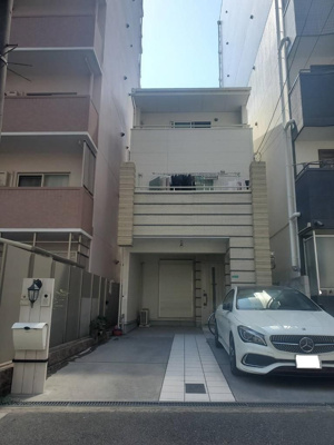 【外観】 | 東成区中道３丁目中古戸建 | 全室6帖以上の3LDK+S、駐車は2台可能。3階には洋室をつなぐ大型のWICも！両面バルコニーで風通しの良い間取りです。大阪環状線「玉造」駅徒歩7分、中央線「森ノ宮」駅徒歩10分と便利な立地です！