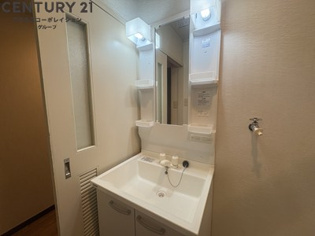 アメニティ収納棚ありの独立洗面台です