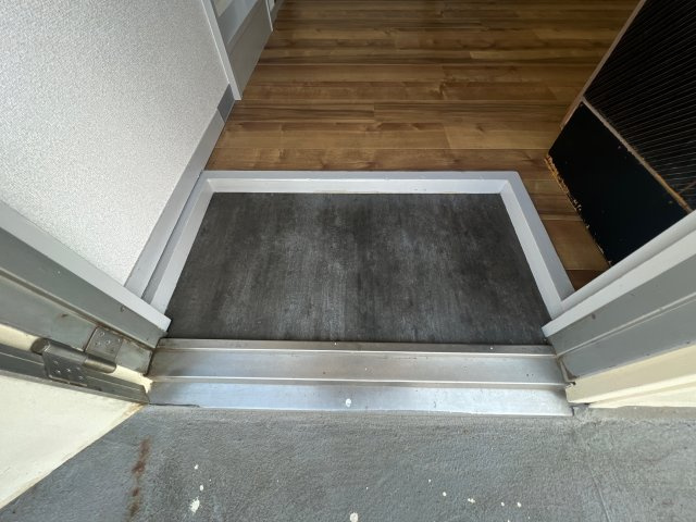 サンビレッヂ東辻井の玄関