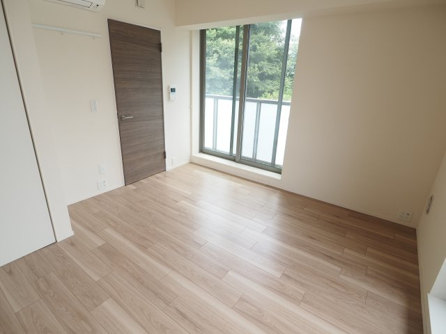 【洋室】 | Ligare | 南向きのお部屋で室内も明るめですね。