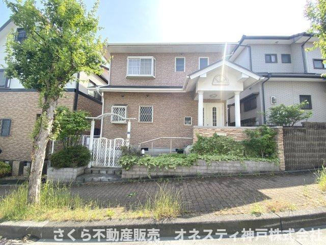 神戸市西区二ツ屋1丁目 中古戸建の外観|テラスにテラコッタタイル、イタリア製アートタイルを使用しております♪