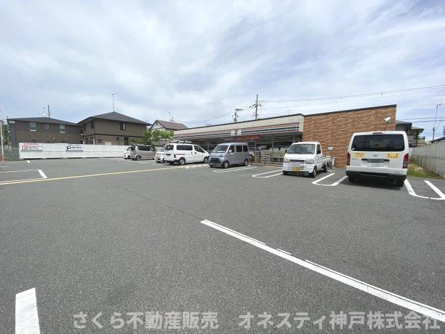 神戸市西区二ツ屋1丁目 中古戸建の駐車場|セブン-イレブン神戸二ツ屋１丁目店。徒歩約６分。距離約450ｍです。