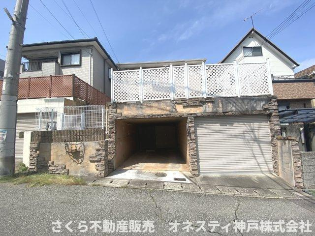 神戸市西区二ツ屋1丁目 中古戸建の駐車場|電動シャッターガレージ・オープンガレージ付きです！