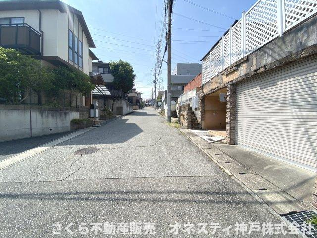神戸市西区二ツ屋1丁目 中古戸建の前面道路含む現地写真|南西側、前面道路(公道)幅員約6.0ｍ
