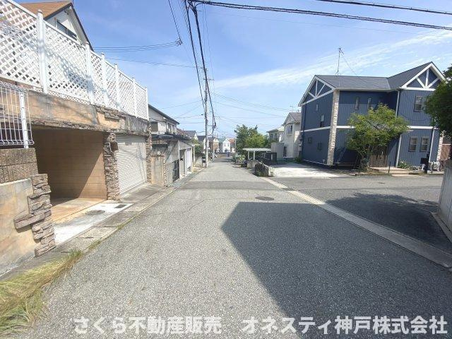 神戸市西区二ツ屋1丁目 中古戸建の前面道路含む現地写真|広々としておりますので、駐車も楽々できます！