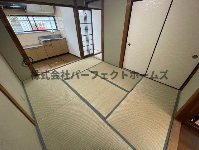 堀溝3丁目戸建　賃貸の和室|落ち着いた雰囲気の和室付きです