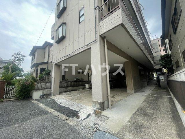 ロッキー鷺沼の駐車場