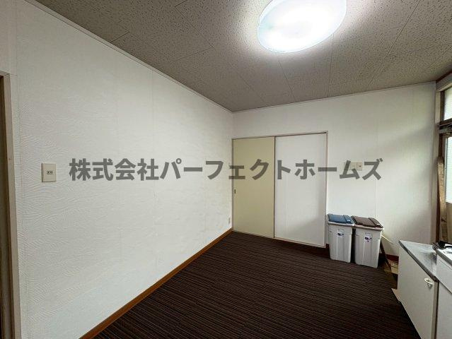 翠香園町戸建　賃貸の居間・リビング|おしゃれな居間です