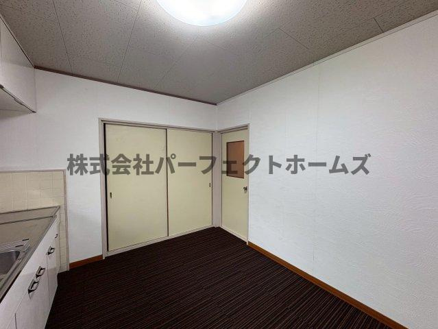 翠香園町戸建　賃貸の居間・リビング|ゆったりとした居間です