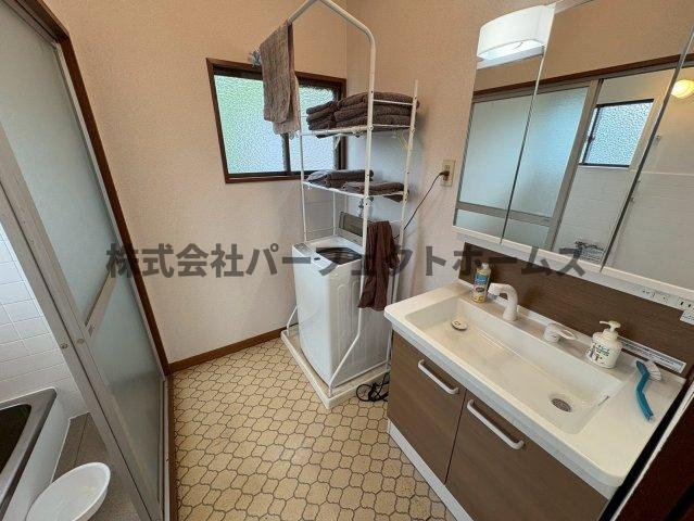 翠香園町戸建　賃貸の洗面所|明るい洗面所です