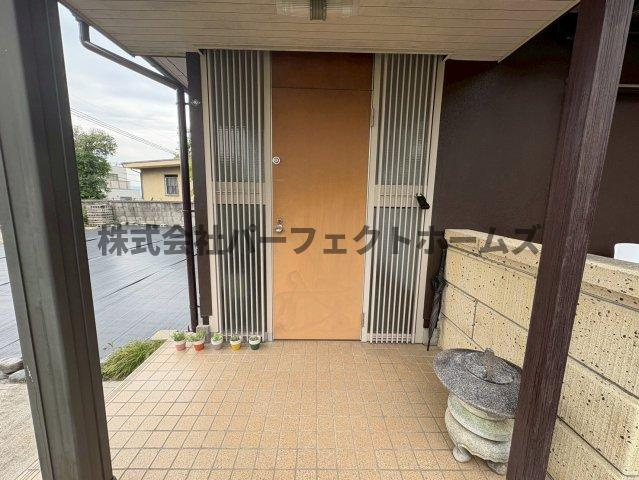 翠香園町戸建　賃貸の玄関|収納もある玄関です