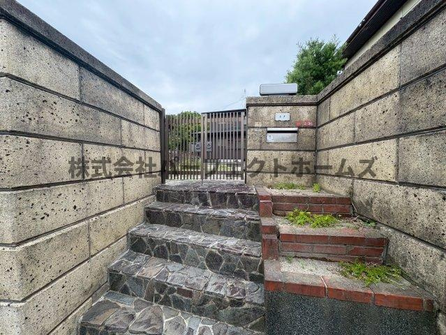 翠香園町戸建　賃貸のエントランス|清潔なエントランスです