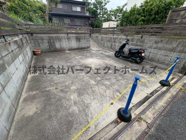 翠香園町戸建　賃貸の駐車場|駐車場に車を止められます