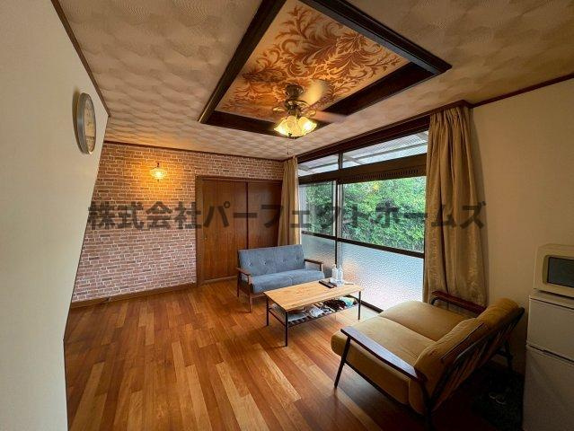 翠香園町戸建　賃貸の居間・リビング|ゆったり過ごせるリビングです