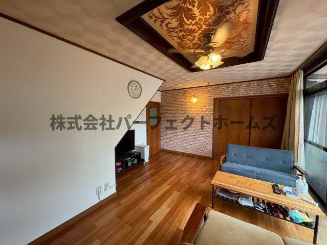 翠香園町戸建　賃貸の居間・リビング|使いやすいリビングです