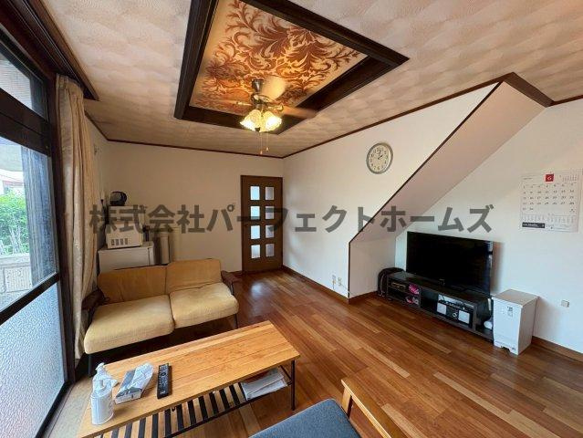 翠香園町戸建　賃貸の居間・リビング|ゆったりとしたリビングです