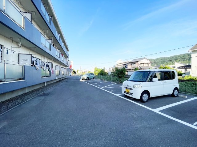 ハイツ伊世の駐車場