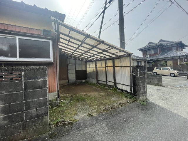 御井町青木貸家の駐車場