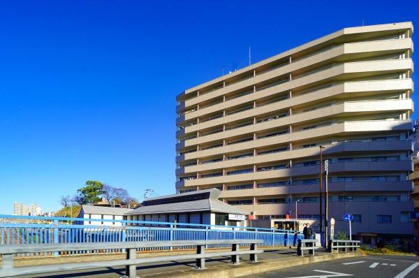 横浜市神奈川区青木町の中古マンションの外観|落ち着いた街並みで、陽当りや風通しの良い物件です。
是非一度、現地へお越しください。
