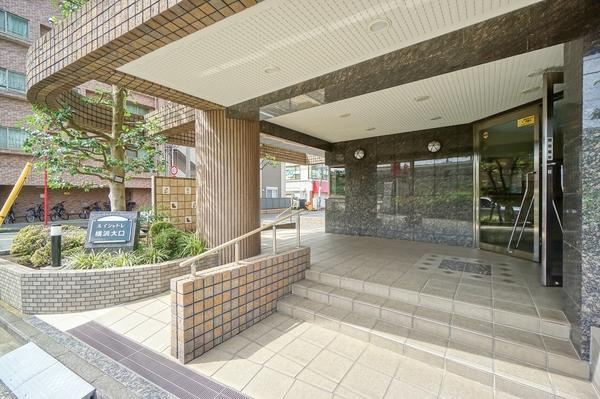 横浜市神奈川区大口通の中古マンションのエントランス|清掃もしっかりさせており、
とてもきれいな共有部！