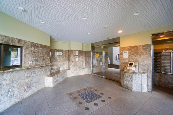 横浜市神奈川区大口通の中古マンションのエントランス|エントランスにはオートロックがついており防犯面も安心！
清掃も行き届いており、気持ちがいいですね。
