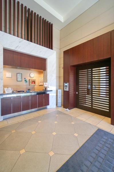 横浜市神奈川区子安通３丁目の中古マンションのエントランス|管理体制がよく清掃が行き届いています。
綺麗なエントランス！