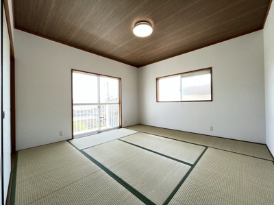 【和室】 | 猪名川町伏見台　リフォーム済中古戸建 | ２階　８帖和室
南面バルコニーに面したお部屋で明るくあたたかな日が差し込むお部屋です。
家族の寝室にいかがでしょう？