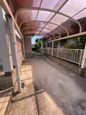 【駐車場】 | 猪名川町伏見台　リフォーム済中古戸建 | カーポート付き駐車スペース１台
駐車可能なお車は車種によります。サイズは現地をご確認ください