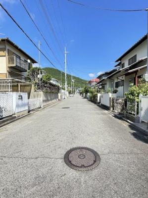 【前面道路含む現地写真】 | 猪名川町伏見台　リフォーム済中古戸建 | 2024年5月撮影
全面道路の幅は約6mとゆとりのある道路でお車の運転が苦手な方でも安心です♪