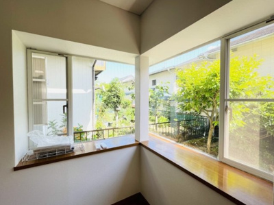 【居間・リビング】 | 猪名川町伏見台　リフォーム済中古戸建 | リビング　コーナーの出窓
出窓に観葉植物や趣味のフィギアなどを飾っても素敵ですね♪