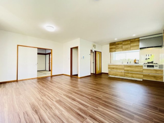 【居間・リビング】 | 猪名川町伏見台　リフォーム済中古戸建 | リビング隣に８帖和室が隣接しており、様々な用途でお使い頂けます。
お部屋の印象にピッタリのナチュラルな木目の落ち着いたキッチンが素敵なリビング♪