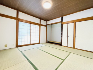【和室】 | 猪名川町伏見台　リフォーム済中古戸建 | １階　８帖和室
立派な床間のある広々とした和室です♪
リビング横なので客間として使っても良いですね。