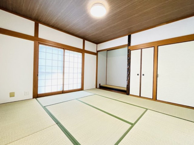 【和室】 | 猪名川町伏見台　リフォーム済中古戸建 | １階　８帖和室
立派な床間のある広々とした和室です♪
リビング横なので客間として使っても良いですね。