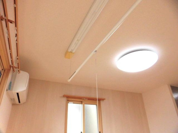 グランシャリオⅠ番館の設備|101 室内物干し・照明・エアコン