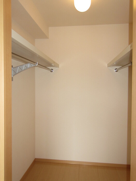 グランシャリオⅠ番館の収納|101 ウォークインクローゼット
