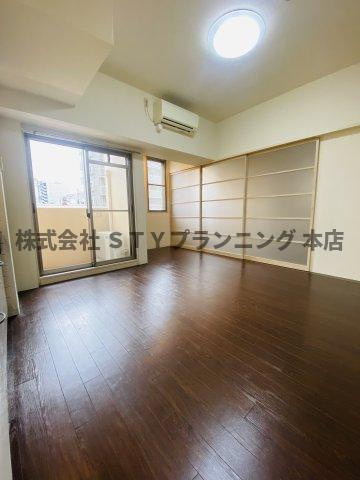 仲介手数料0円！サンエスケーイワタ丸の内の居間・リビング